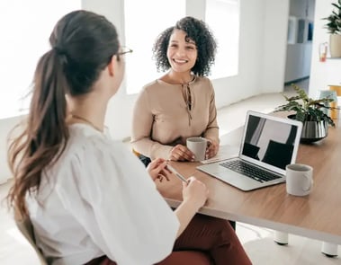 Équipe RH en réunion pour planifier la Talent Review dans l'entreprise