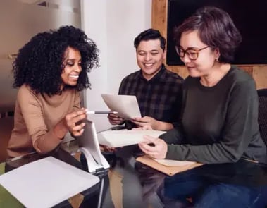 Équipe RH en réunion pour mettre en place une GEPP