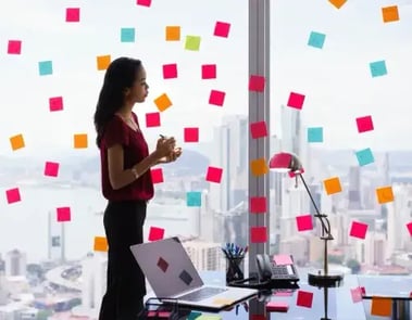 Image d'une femme dans un bureau