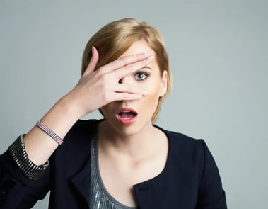 femme qui découvre les tendances rh 2025