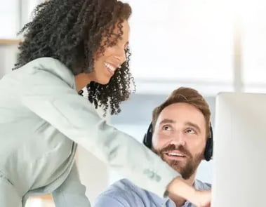 Un manager accompagne son collaborateur lors de son onboarding