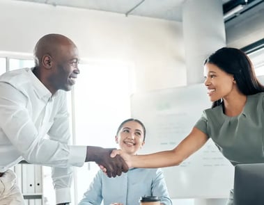 Un manager remercie son collaborateur sur le départ lors d'un entretien offboarding