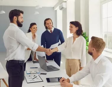 Un manager félicite une collaboratrice à la suite de son entretien de fin de période d'essai