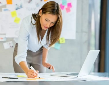 Une RH travaille sur son plan de développement des compétences 2025