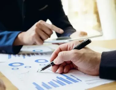 Un responsable formation explique à sa direction le ROI de son logiciel RH