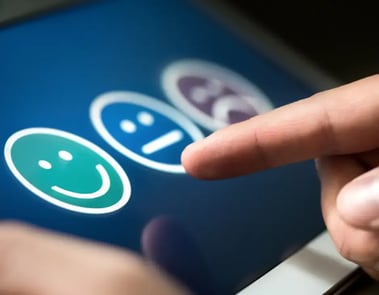 Un collaborateur répond à une enquête interne : eNPS et baromètre RH