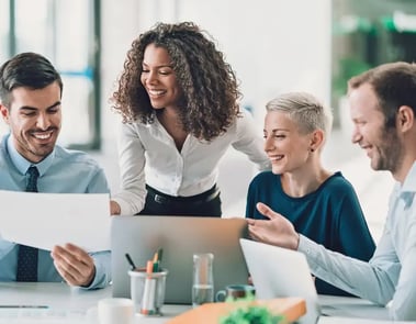 Une équipe échange autour de la mise en place du reporting RH.