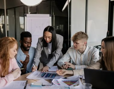 Une équipe se réunit pour la définition de la stratégie RH