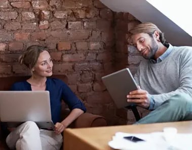 deux RH procèdent à une analyse comparative de logiciels RH en vue de faire un choix éclairé