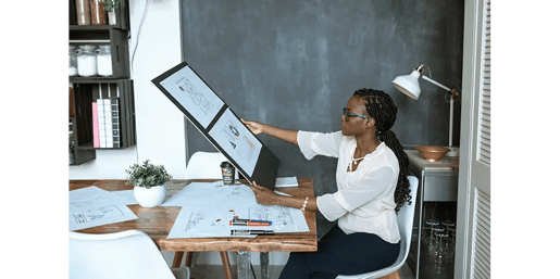 Une RH met à jour le modèle de plan de formation de son entreprise