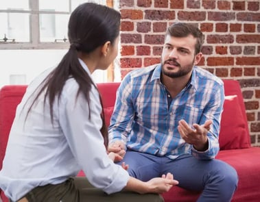 Un RH échange avec un manager concernant le recueil des besoins des collaborateurs