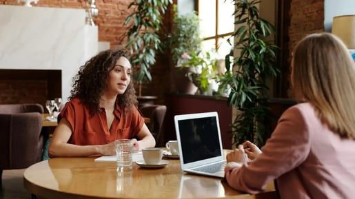 Deux personnes en entretien annuel d'évaluation 