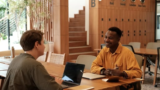 Deux personnes dans un entretien professionnel