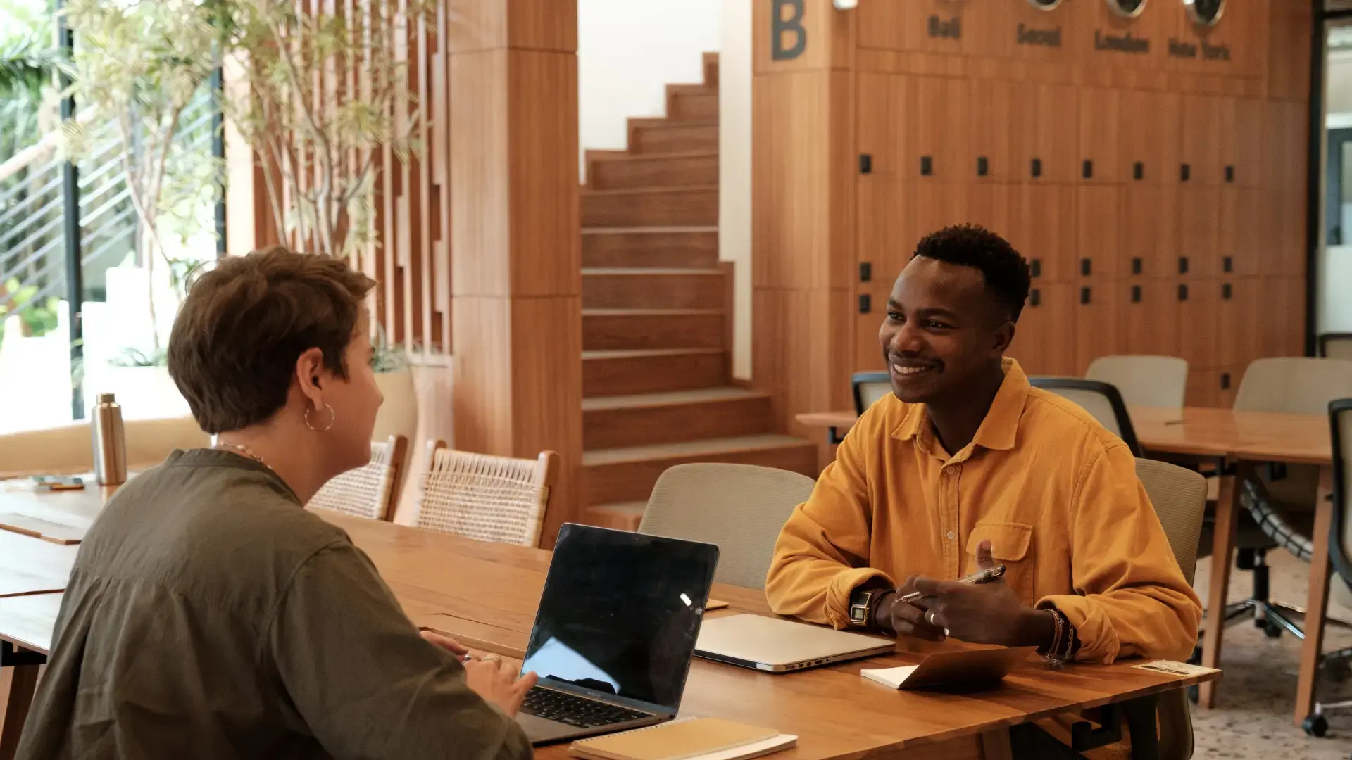Deux personnes dans un entretien professionnel